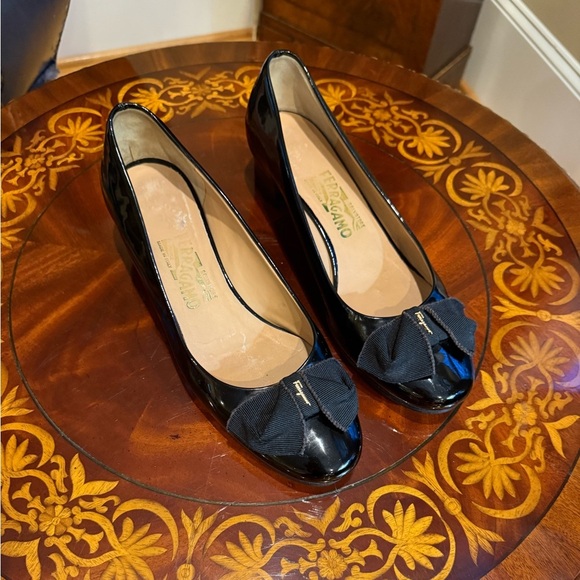 Salvatore Ferragamo Black Patent Vera Bow Shoes Size 9 1” heel MSRP $895 - Picture 9 of 14